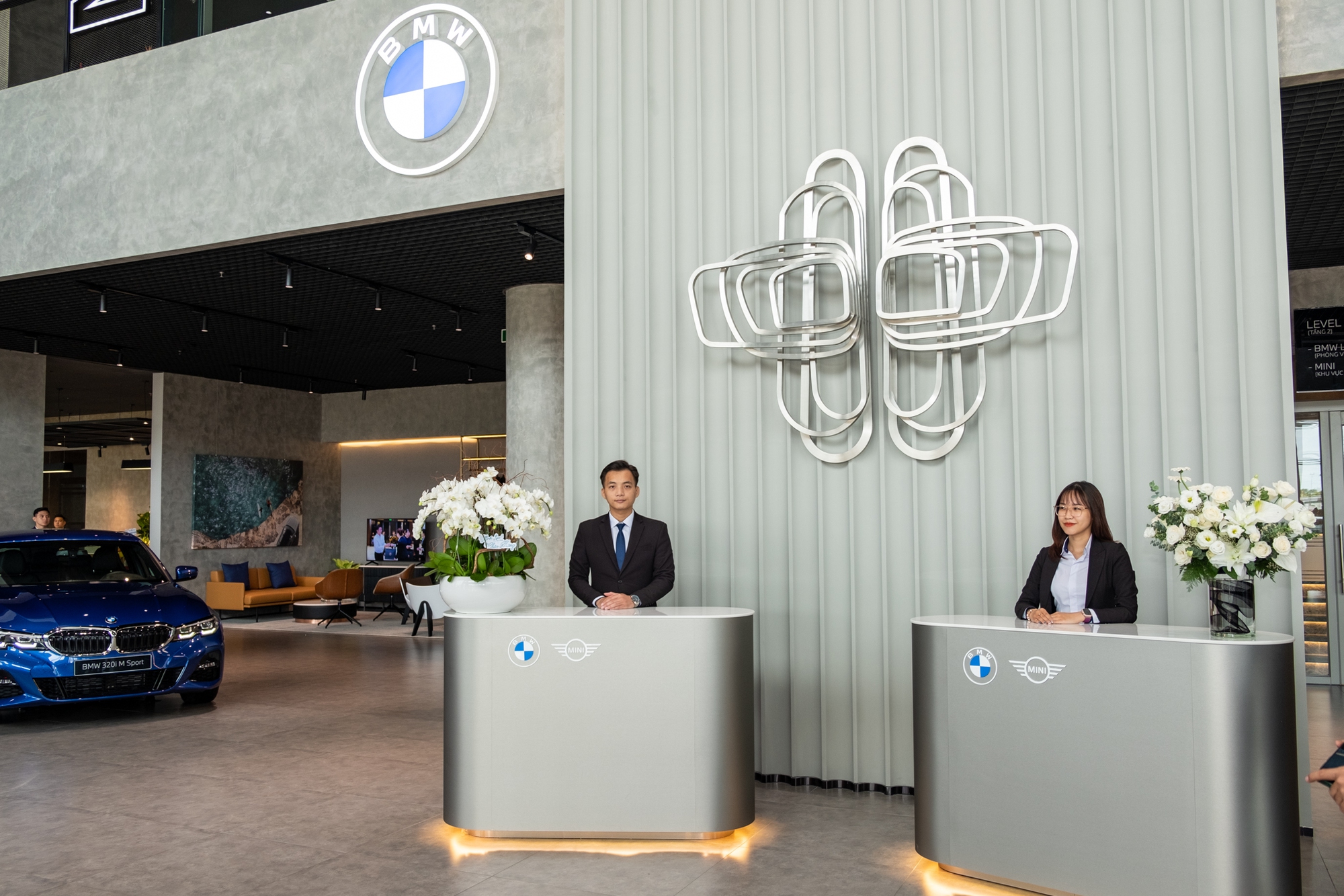 Bên trong showroom BMW tiêu chuẩn mới đầu tiên Đông Nam Á tại Việt Nam, tổng diện tích mặt sàn to gấp 2 sân bóng đá - Ảnh 2.