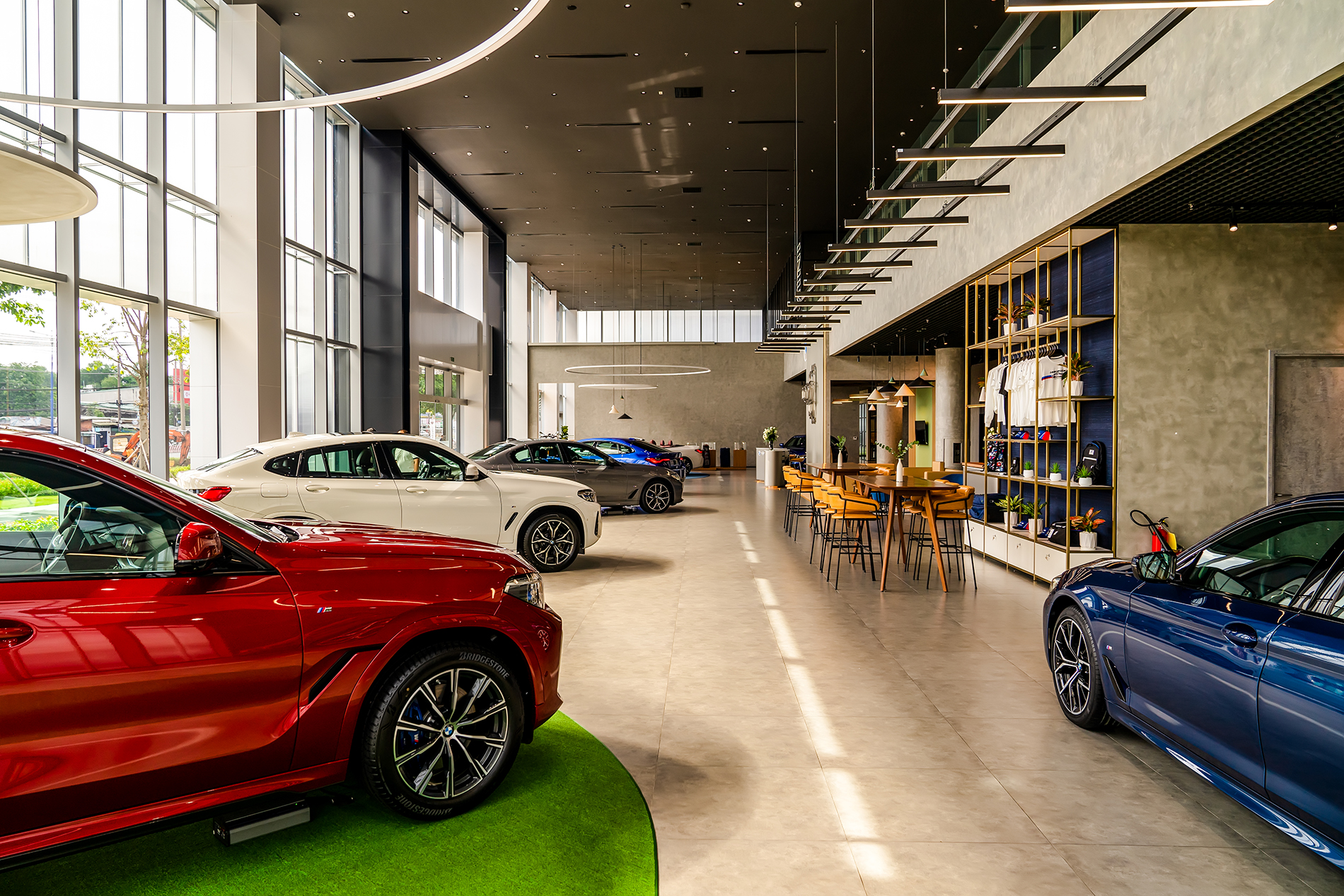 Bên trong showroom BMW tiêu chuẩn mới đầu tiên Đông Nam Á tại Việt Nam, tổng diện tích mặt sàn to gấp 2 sân bóng đá - Ảnh 4.