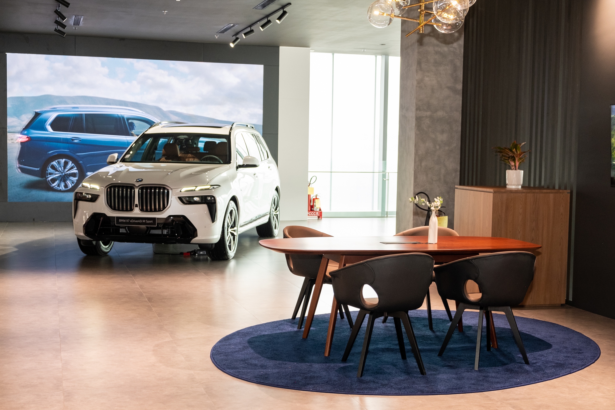 Bên trong showroom BMW tiêu chuẩn mới đầu tiên Đông Nam Á tại Việt Nam, tổng diện tích mặt sàn to gấp 2 sân bóng đá - Ảnh 7.