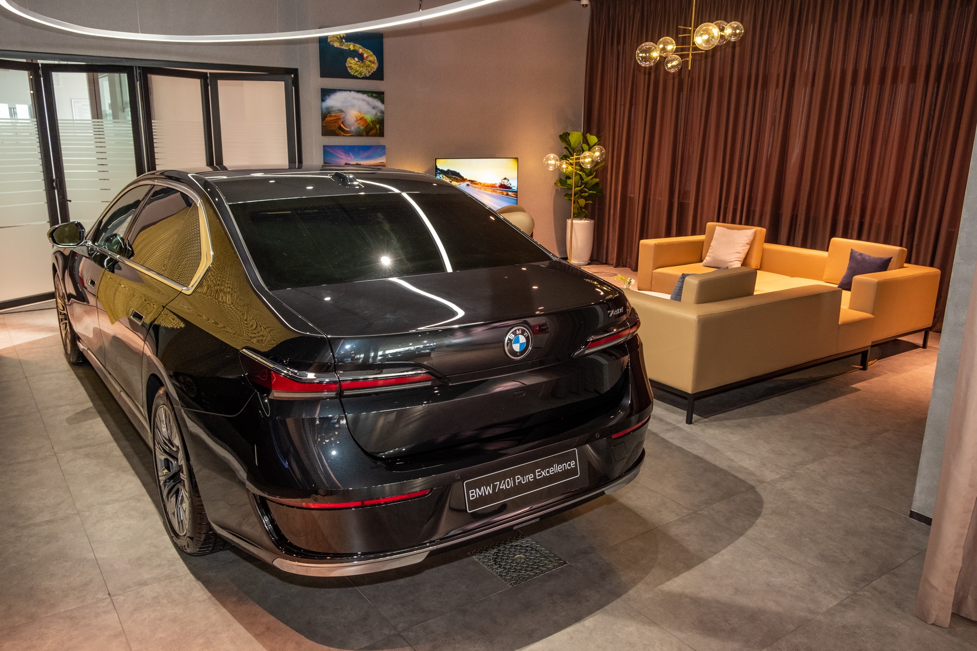 Bên trong showroom BMW tiêu chuẩn mới đầu tiên Đông Nam Á tại Việt Nam, tổng diện tích mặt sàn to gấp 2 sân bóng đá - Ảnh 8.