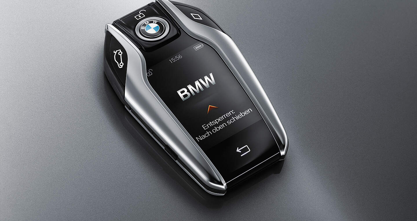BMW Display Key không chỉ dừng lại ở việc tuỳ chỉnh các chức năng cơ bản mà còn cho phép người dùng kích hoạt tính năng đỗ xe tự động từ xa.