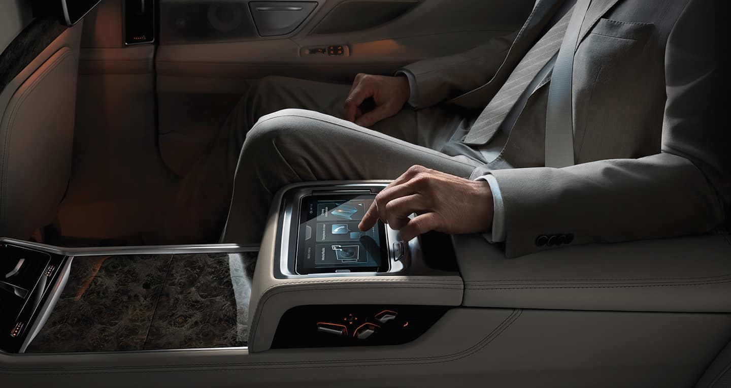 BMW Touch Command là một chiếc máy tính bảng với màn hình hiển thị 7 inch tích hợp trong tựa tay trung tâm ở hàng ghế sau.