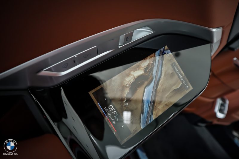 Màn hình cảm ứng trên cánh cửa BMW 735i M Sport