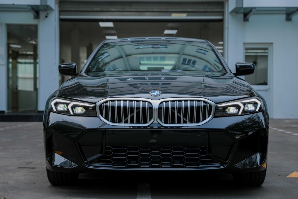 Phía mặt mặt trước của xe BMW 320i M Sport 2023.