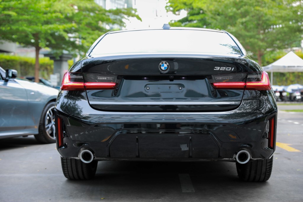 Phần đuôi xe BMW 320i M Sport 2023.