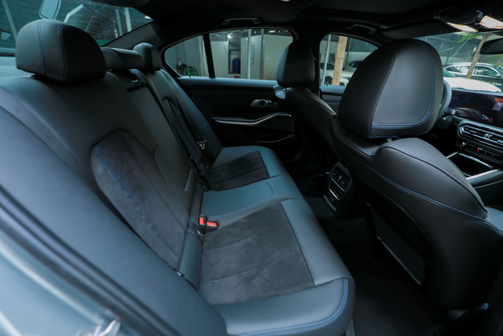 Hàng ghế thứ 2 rộng rãi thoải mái trên BMW 330i M Sport 2023.